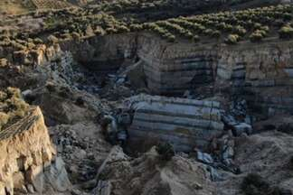 Hatay'da deprem sonrası 30 metre derinliğinde yarık oluştu