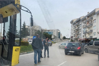 Bursa'da otobüs otomobile çarptı!