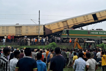 Hindistan'da tren kazası: 8 ölü 60 yaralı