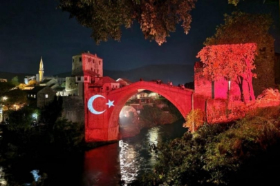 Mostar Köprüsü'ne Türk bayrağı yansıtıldı