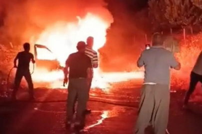 Mersin'de 4 kişinin bulunduğu araç alev alev yandı