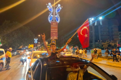 Bursalılardan çeyrek final kutlaması!