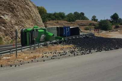 Elazığ'da virajı alamayan kömür yüklü kamyon devrildi: 1 yaralı