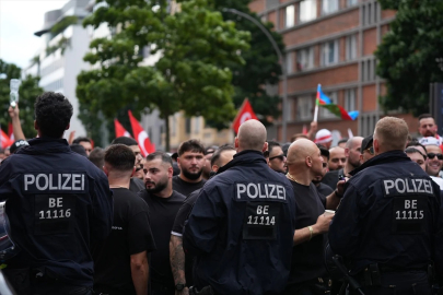 Almanya'da polisin bozkurt hazımsızlığı! Türk taraftarlarının yürüyüşünü durdurdu