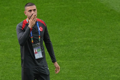 Merih Demiral, Hollanda maçı öncesi taraftarları selamladı