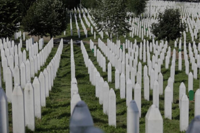 Srebrenitsa'da 14 soykırım kurbanı toprağa verilecek