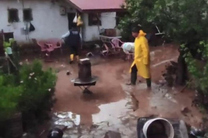 Sivas sağanak yağışa teslim! Cadde ve sokaklar göle döndü