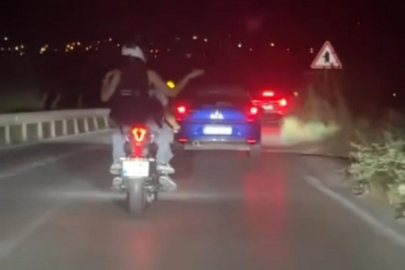 Motosiklet sürücüsü iki tekerlekli araç üzerinde dans etti