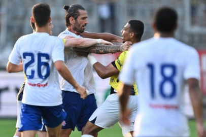 Fenerbahçe'nin hazırlık maçında gergin anlar! Mourinho sahaya girdi