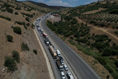 Manisa'da kamyon devrildi: 12 kilometrelik araç kuyruğu oluştu