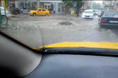 Bursa'da sağanak yağış... Rögar kapakları patladı!