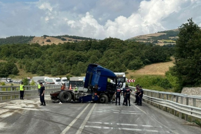 Kontrolden çıkan tır bariyerlere çarpıp savruldu!