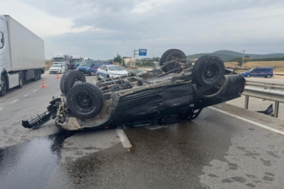 Yağıştan dolayı direksiyon hakimiyetini kaybetti, takla attı