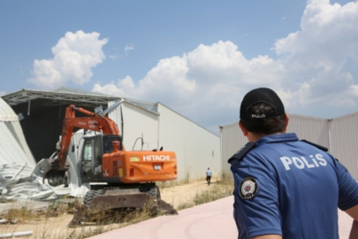 Bursa'da kaçak fabrikalar Nilüfer Belediyesi ekiplerince yıkıldı