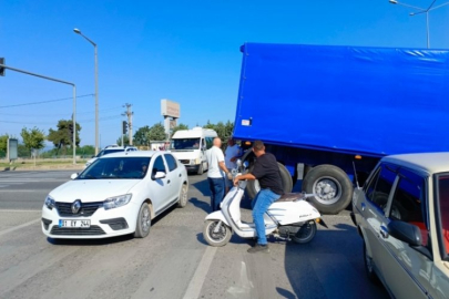 Bursa'da seyir halindeki tırın dorsesi yola düştü!