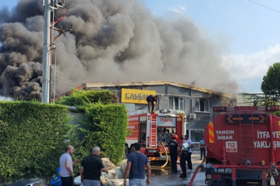 Bursa'da sandalye fabrikasındaki yangının boyutu dron ile görüntülendi