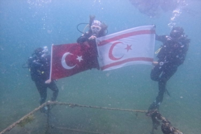 Bursa'da denizin altında Türk ve KKTC bayrakları açıldı