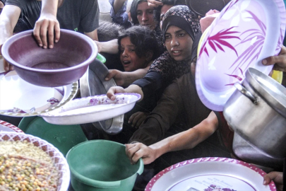 Gazze'de yerinden edilen Filistinlilere yemek dağıtıldı