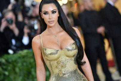 Kim Kardashian, çıtçıtlı body giyerken yardım istedi