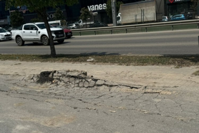 Bursa'da ağırlığa dayanamayan yol göçtü