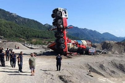 Adana'da vinç devrildi, operatör altında kaldı