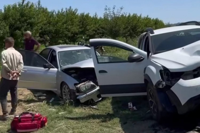 Bursa'da otomobiller kafa kafaya çarpıştı