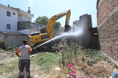 Eski Binalar Yıkılarak Güvenli Sokaklara Dönüşüyor