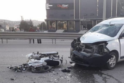 Motosiklet ile hafif ticari araç kafa kafaya çarpıştı