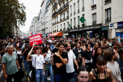 Fransa'da başbakan ataması sokakları gerdi: Paris'te Macron protestosu