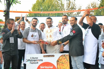 Bursa'da Gastronomi Festivali'nde 10 dakikada 15 metre börek yedi