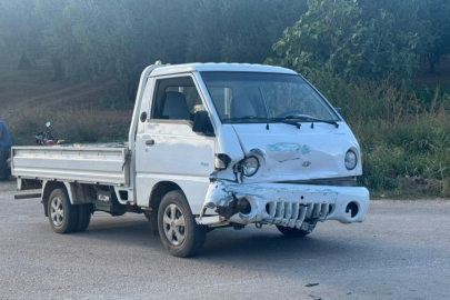 Bursa'da kamyonet ile çarpışan otomobil hurdaya döndü! 2 yaralı