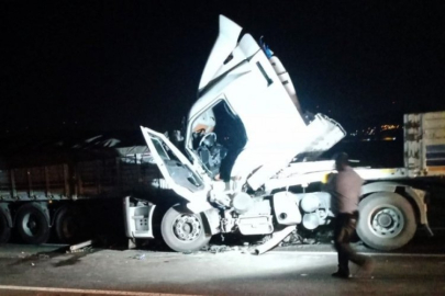 Gaziantep'te önündeki tıra çarpan tır sürücüsü hayatını kaybetti