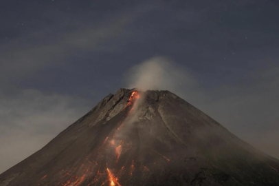 Endonezya, Merapi Yanardağı'nın patlaması üzerine alarma geçti