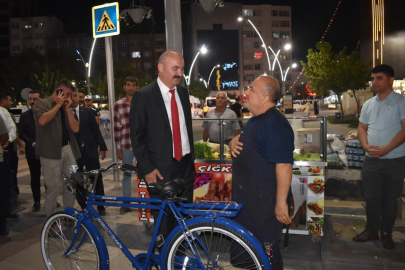 Batman'da bisikleti çalınan çiğköfte ustasına Vali Canalp ve Bakan Yerlikaya'dan hediye