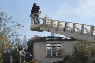 Antalya'da 2 katlı müstakil evin üst katı kül oldu