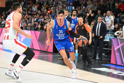 Anadolu Efes, Olympiakos'u mağlup etti