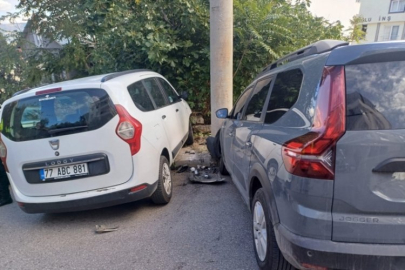 Bursa'da biri direğe, diğeri ağaca çarptı!