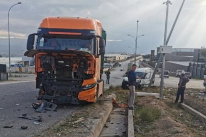 Bursa'da tır ile otomobilin karıştığı feci kaza kamerada