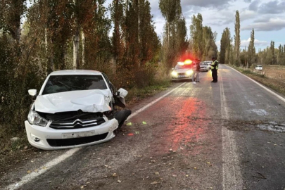 Sivas'ta kontrolden çıkan otomobil ağaca çarptı: 4 yaralı