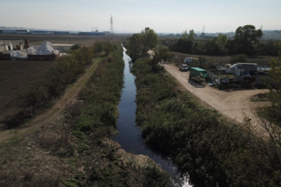 Bursa Ovası'nı besleyen Ayvalı Dere'si kırmızıya büründü