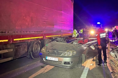 Amasya'da lastiği patlayan tıra çarpan otomobil paramparça oldu: 1 ölü