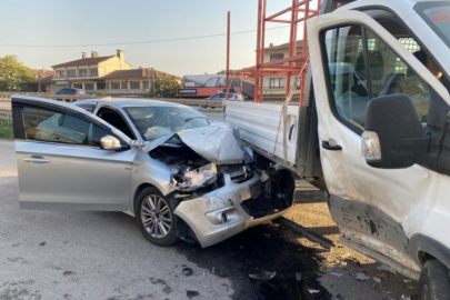 Kamyonete çarpan otomobilin sürücüsü ağır yaralandı