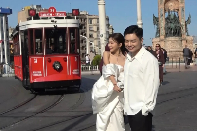 Taksim’de Çinli gelin ve damat ilgi odağı oldu