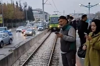 Bursa'da kamyondan düşen demirler trafik ve metro seferlerini aksattı