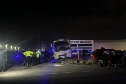 Polis minibüsü ile otomobil çarpıştı: 1 ölü, 11 yaralı