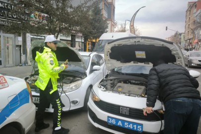 Kars'ta yolda kalan ailenin imdadına polis koştu