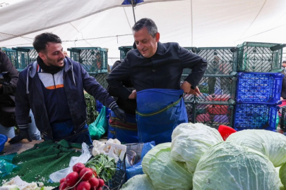 Özgür Özel pazar esnafı ile buluştu, lahana sattı