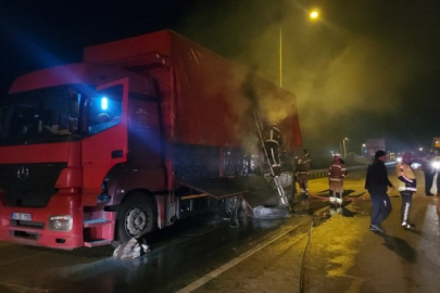 Bursa'da domates yüklü kamyonda yangın!