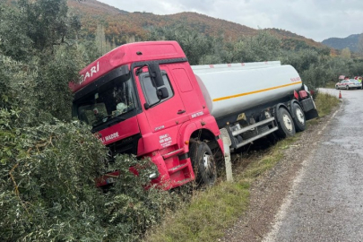 Bursa'da kayganlaşan yolda kontrolden çıkarak zeytin tarlasına girdi!