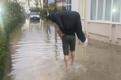 Antalya'da sel: Ayakkabısı yeni olan arkadaşını sırtında taşıdı